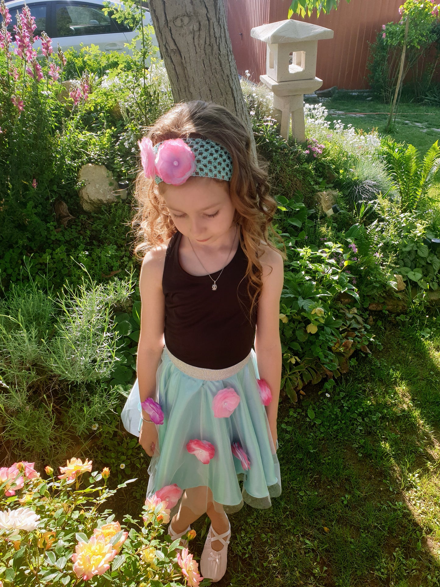 Szatén szoknya kézzel készített rózsaszín virágokkal