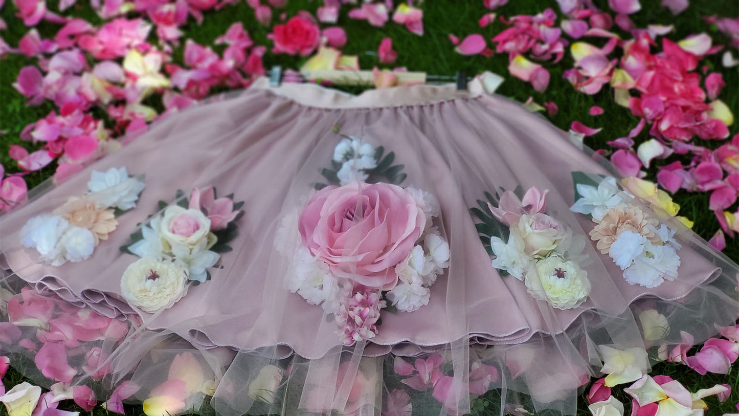 Tündérkert szépsége - púder elasztikus szatén virágözön