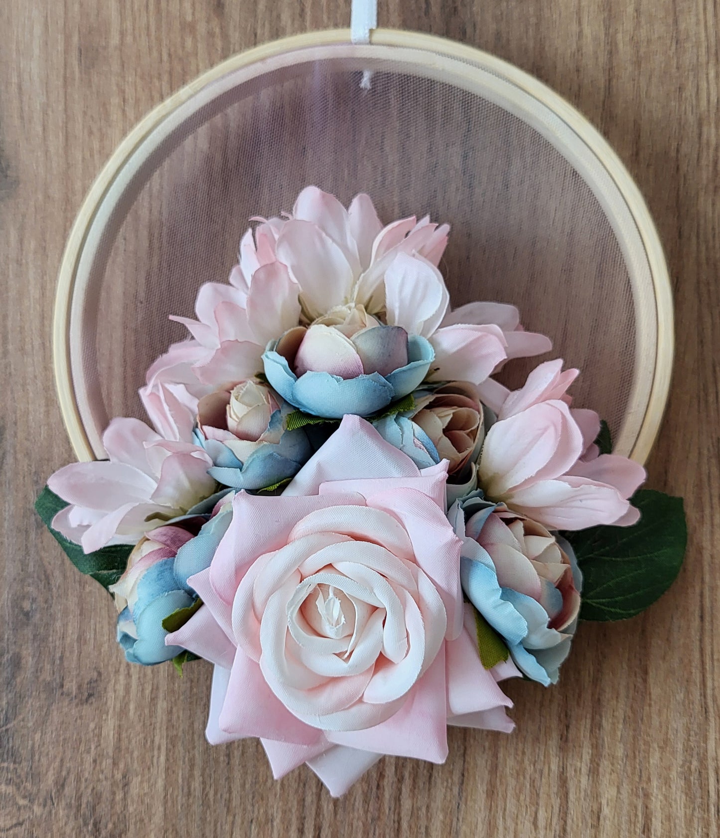 Szivárvány tüllös virág keret